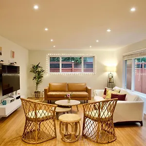  Holiday home Private Getaway Near Washington!